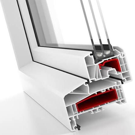 Doorsnede van wit kunststof kozijnprofiel met HR++ glas
